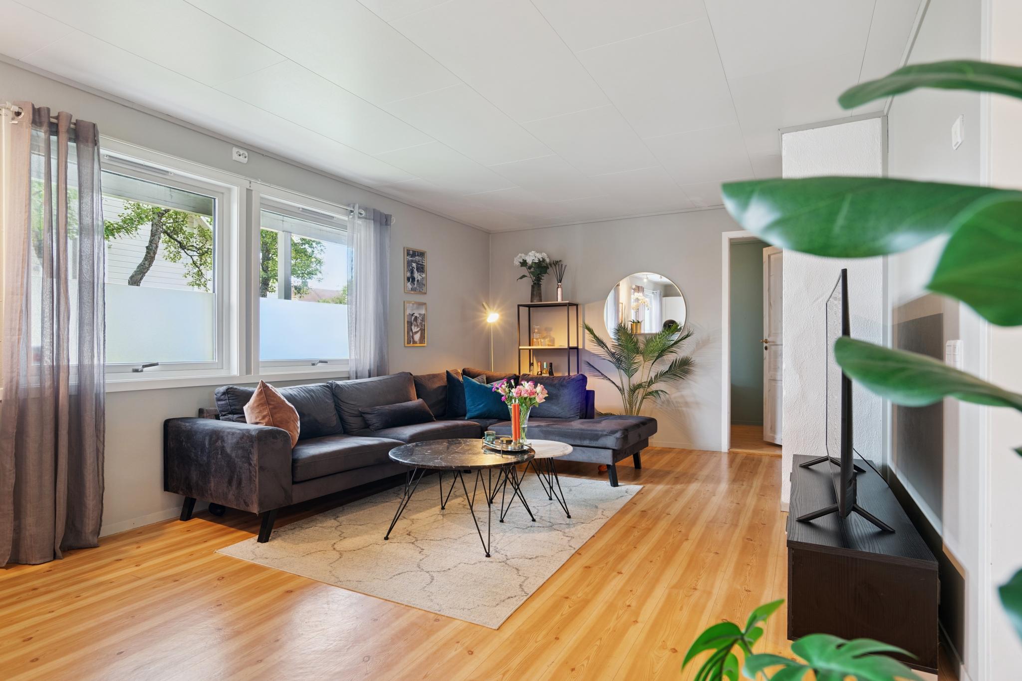 Stue med store vinduer